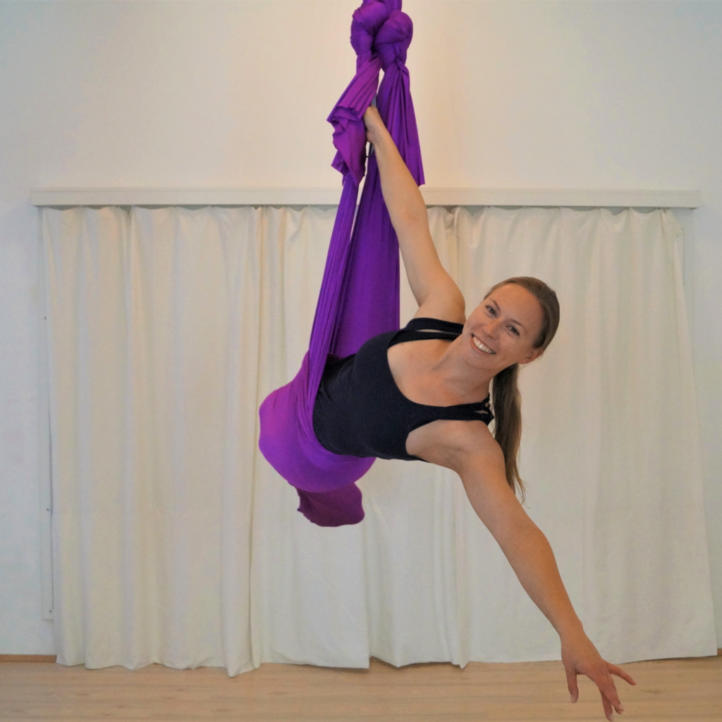 Aerial Yoga Lehrerin in der Mermaid Position im Yogafusion Studio Wien