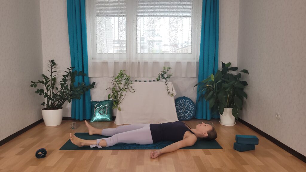 Frau auf Yogamatte in entspannter Rückenlage
