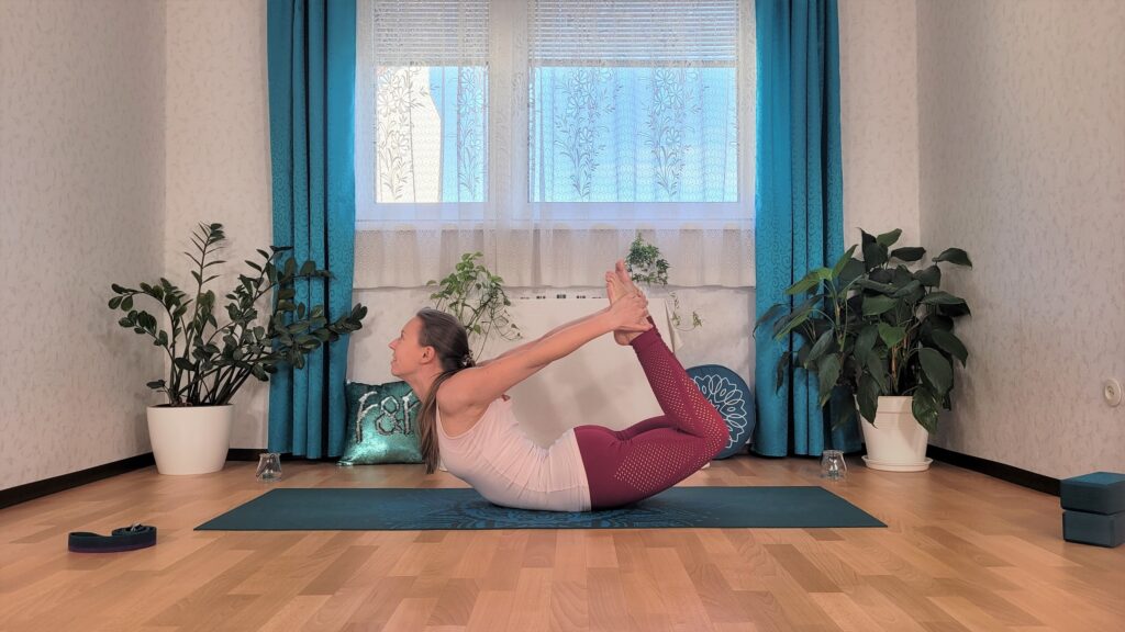 Frau in der Yoga Position Bogen