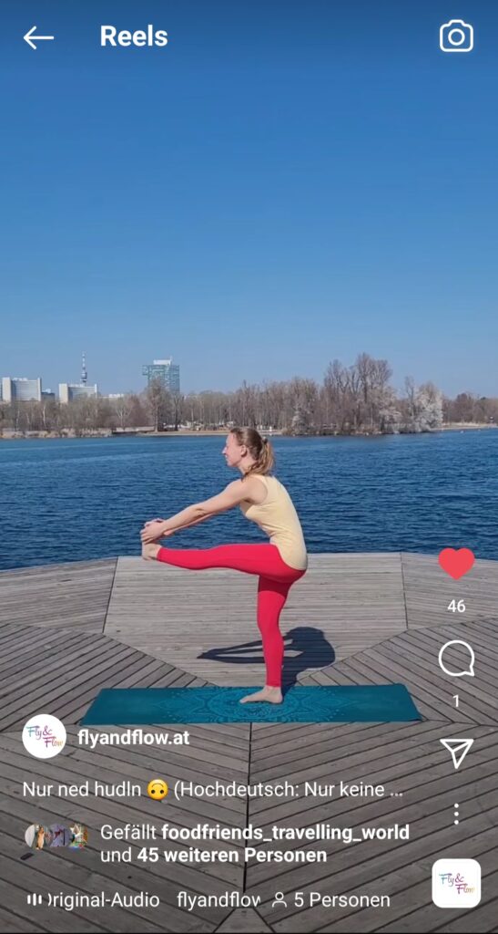 Instagram Reel Screenshot mit Yogalehrerin in einbeiniger Balance Übung an der Alten Donau
