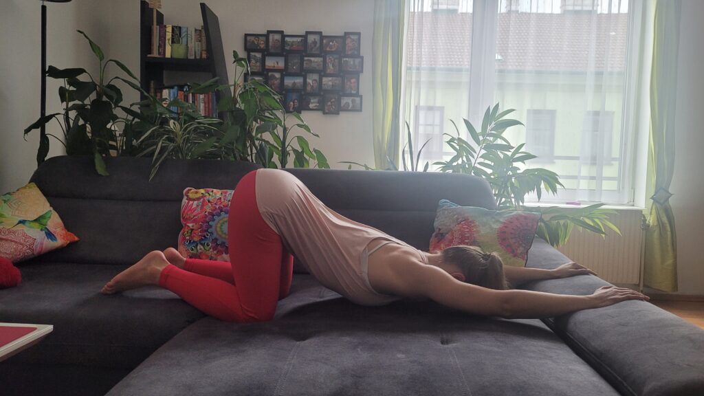 Yogini im schmelzenden Herz auf dem Sofa