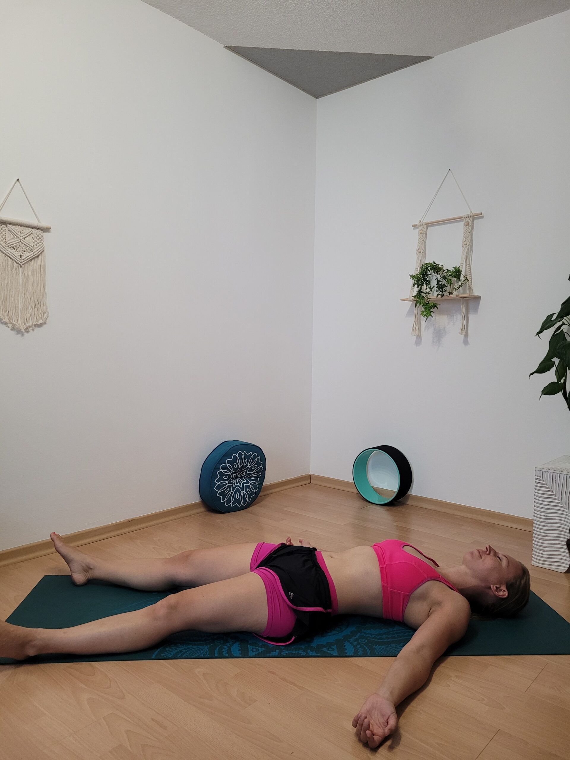 Entspannte Rückenlage auf der Yogamatte