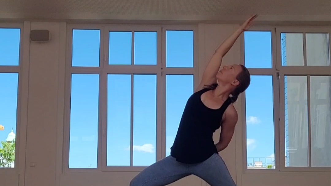 Sabrina unterrichtet den Reverse Warrior - offene Yoga Klassen in Wien