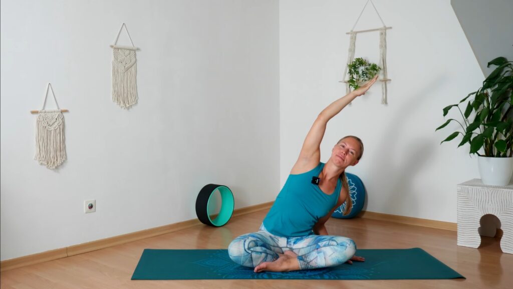 Sitzende Seitbeuge für Yoga Anfänger und Anfängerinnen