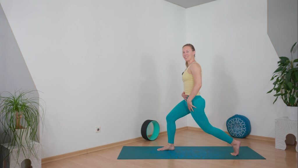 Hoher Ausfallschritt mit gekipptem Becken als Yoga Übung für den unteren Rücken