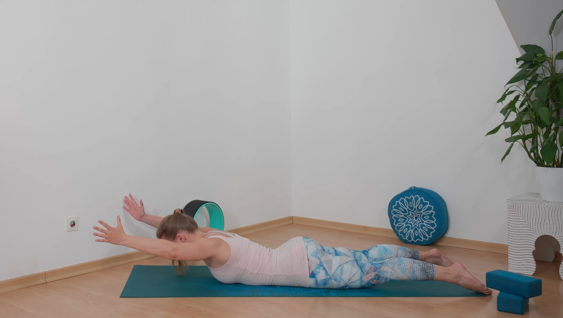 Die Heuschrecke als Yoga Übung zur Stärkung des oberen Rückens
