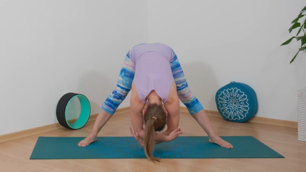 Yogalehrerin bei einer Entspannungsübung im Rückenyoga