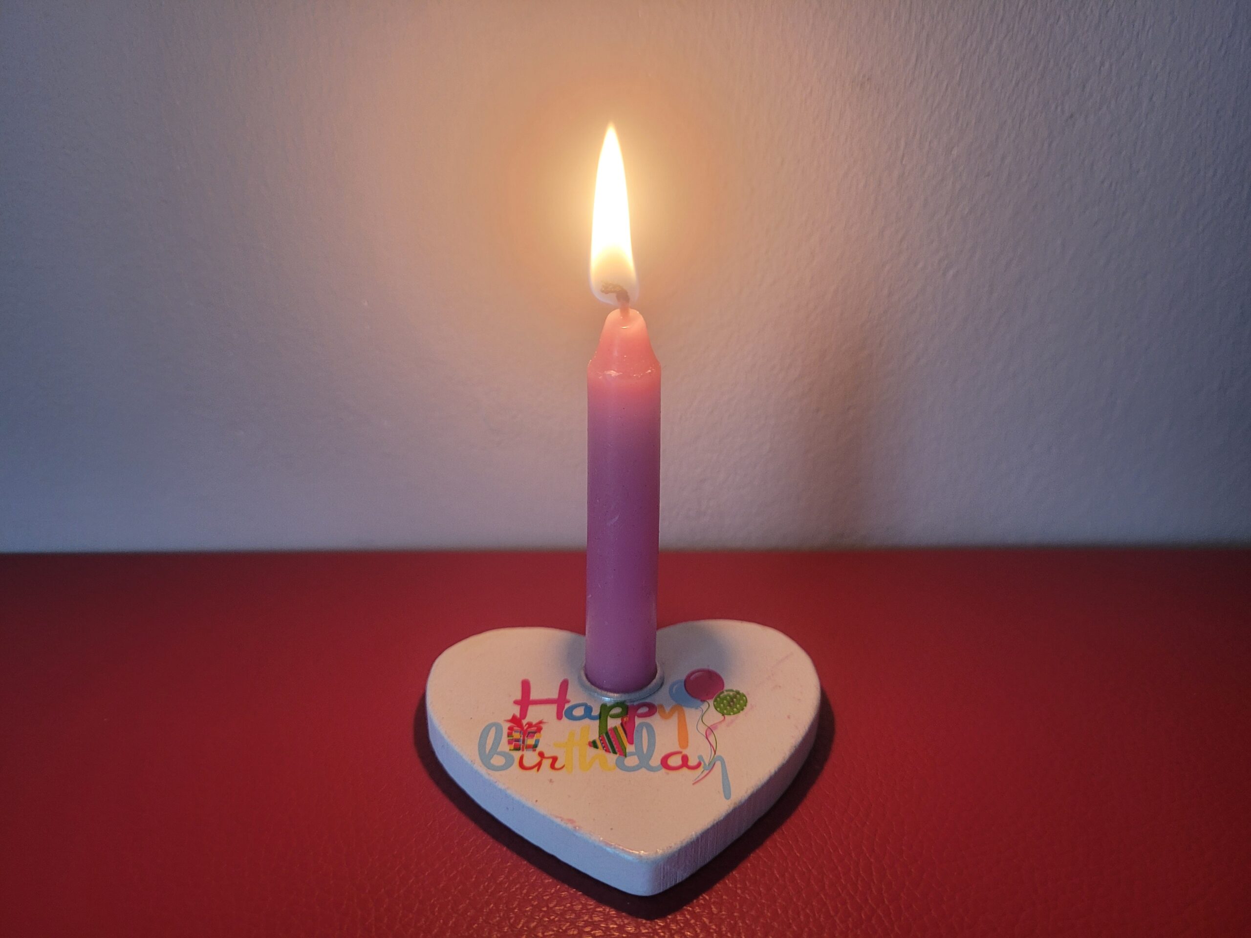 Happy Birthday Kerzenständer mit brennender Kerze ein Jahr nach dem selbstständig machen mit Yoga