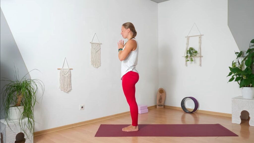 Yogalehrerin Sabrina Farkas in ihrem Studio in Wien beim Vinyasa Flow Yoga