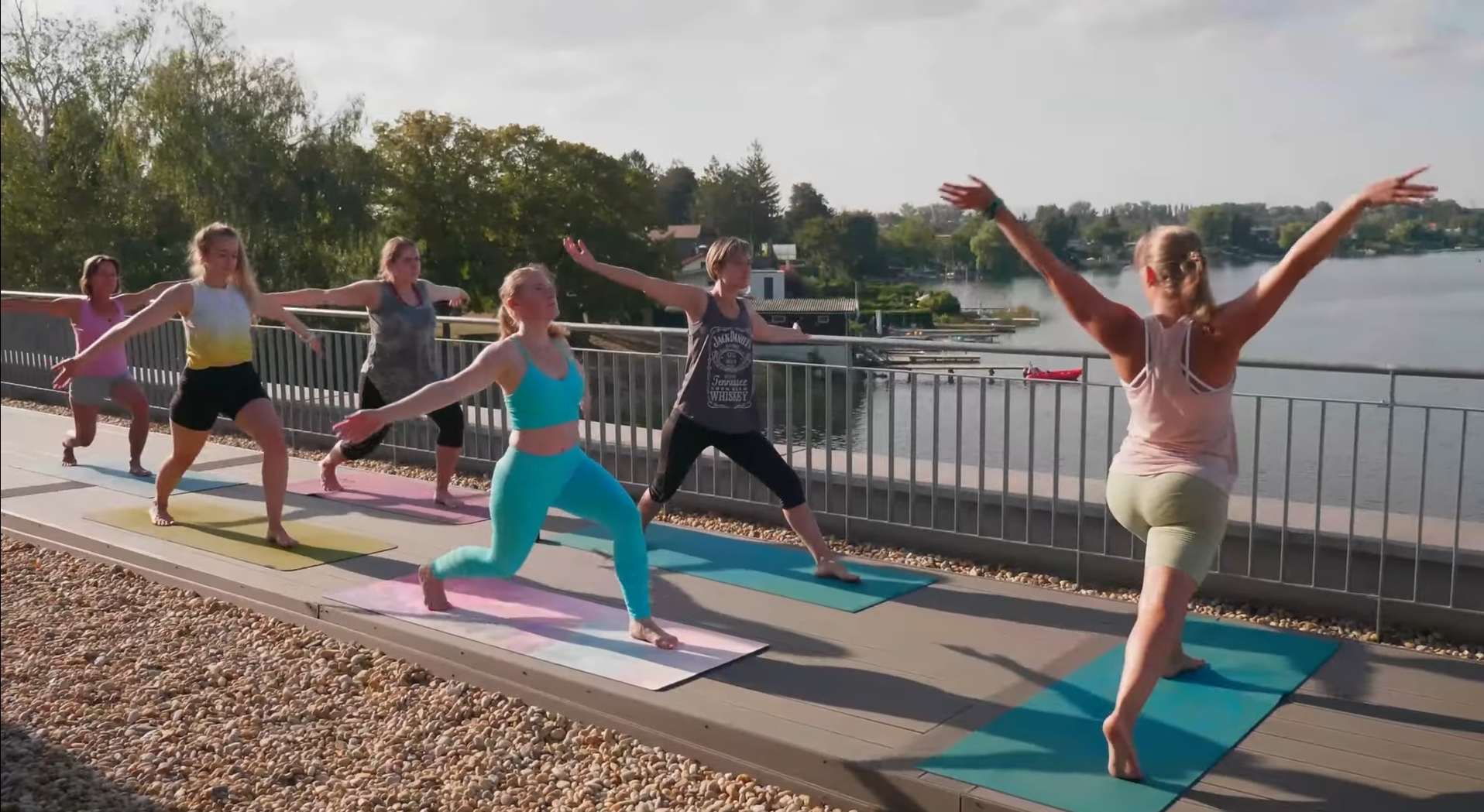 Yoga Schülerinnen üben beim Retreat am Neufelder See im Burgenland