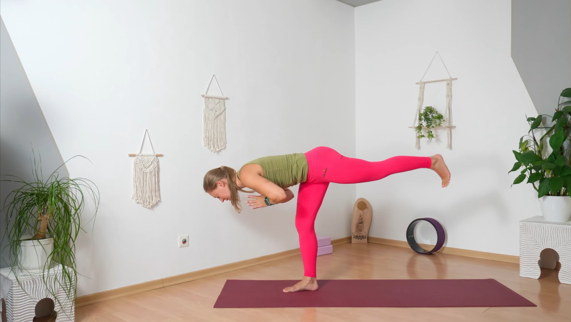 Frau in einbeiniger Balancehaltung beim Yoga zum Neujahr