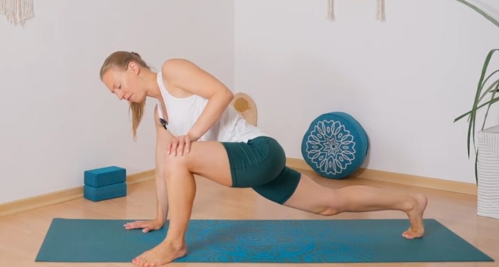 Frau dehnt beim Yoga Stretching ihre Hüfte im Salamander