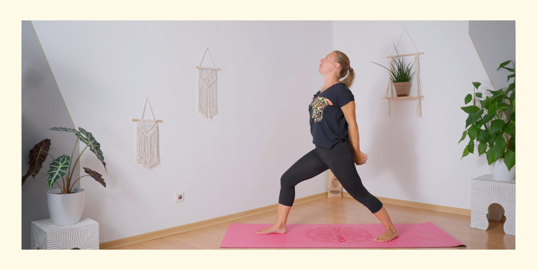 Sabrina Farkas von Fly & Flow zeigt im Home Studio eine Krieger Position mit verschränkten Fingern als Übung zur Reflexion und Dankbarkeit bei Yoga und Schreiben