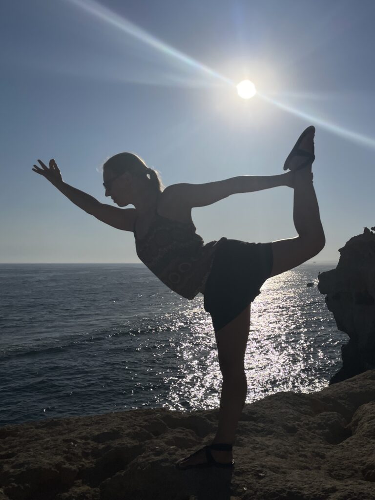 Yogalehrerin Sabrina in Tänzerpose beim Yoga und Segeln Retreat am Mittelmeer