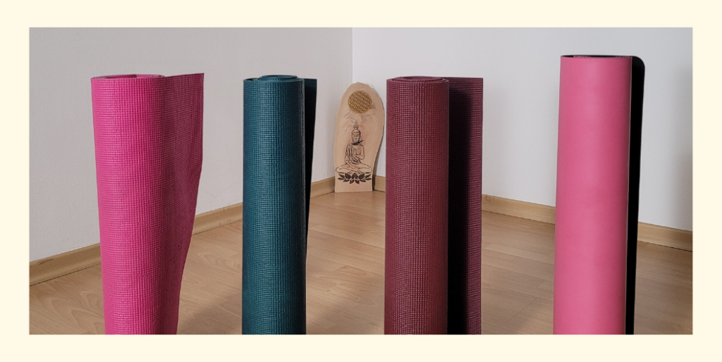Vier Yogamatten sortiert, die schlechteste links und die beste rechts