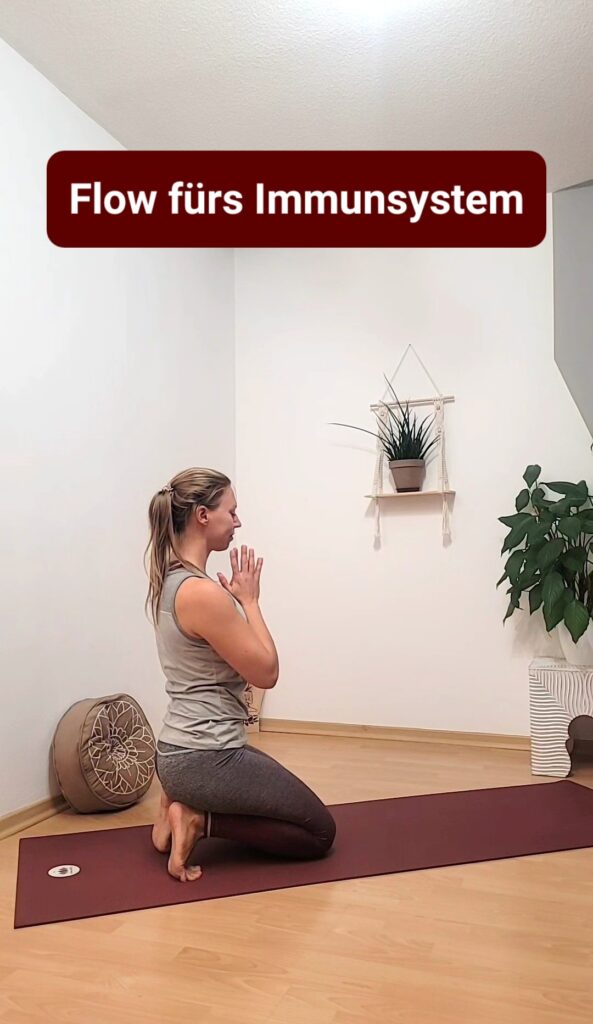 Sabrina im Yoga Toe Stretch am Titelbild des Instagram Reels mit Überschrift Flow fürs Immunsystem