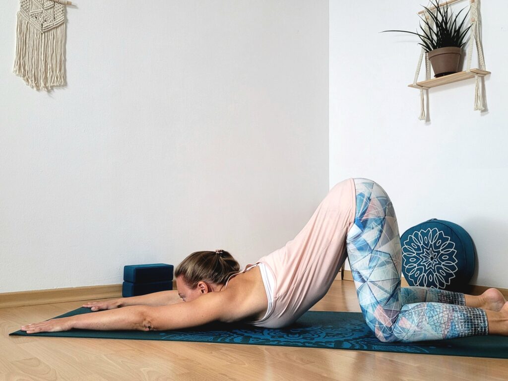Sabrina Farkas praktiziert das Schmelzende Herz zur Unterstützung ihrer Atemwege durch Yoga