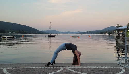 Frau in vollem Rad beim Yoga und Wandern Retreat am Wörthersee