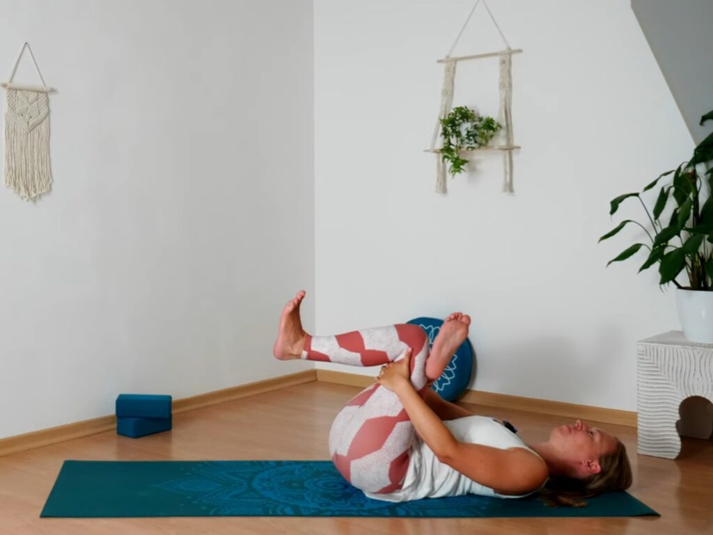 Yogalehrerin Sabrina Farkas dehnt ihre Hüfte im Home Studio mit der Liegenden Taube