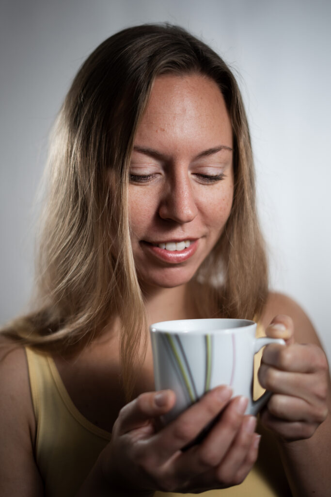 Portrait einer Frau mit Teetasse