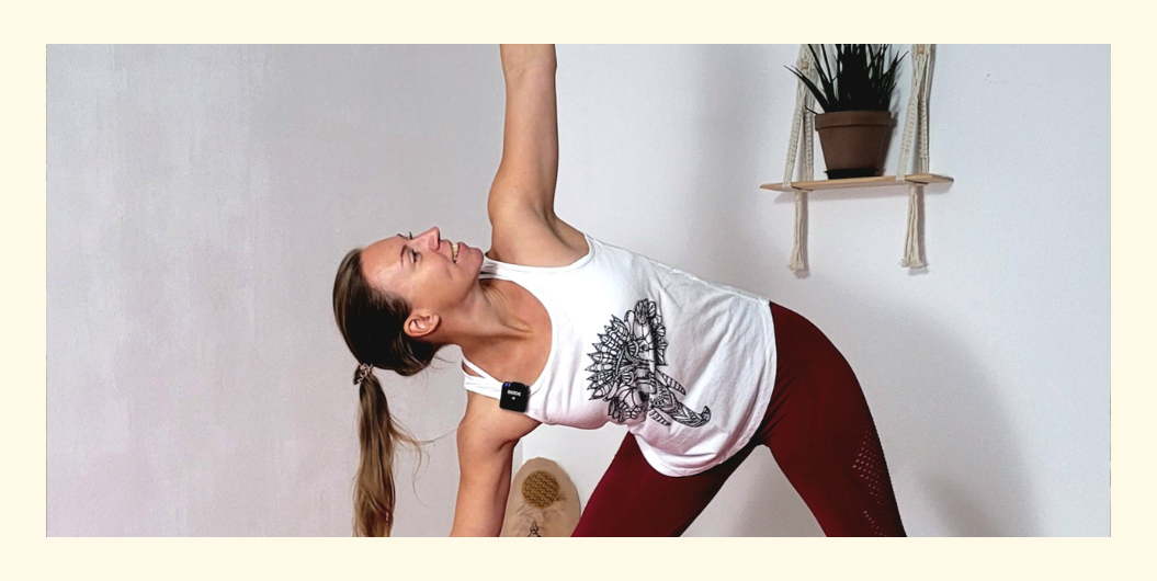 Lächelnde Frau übt zu Hause Yoga