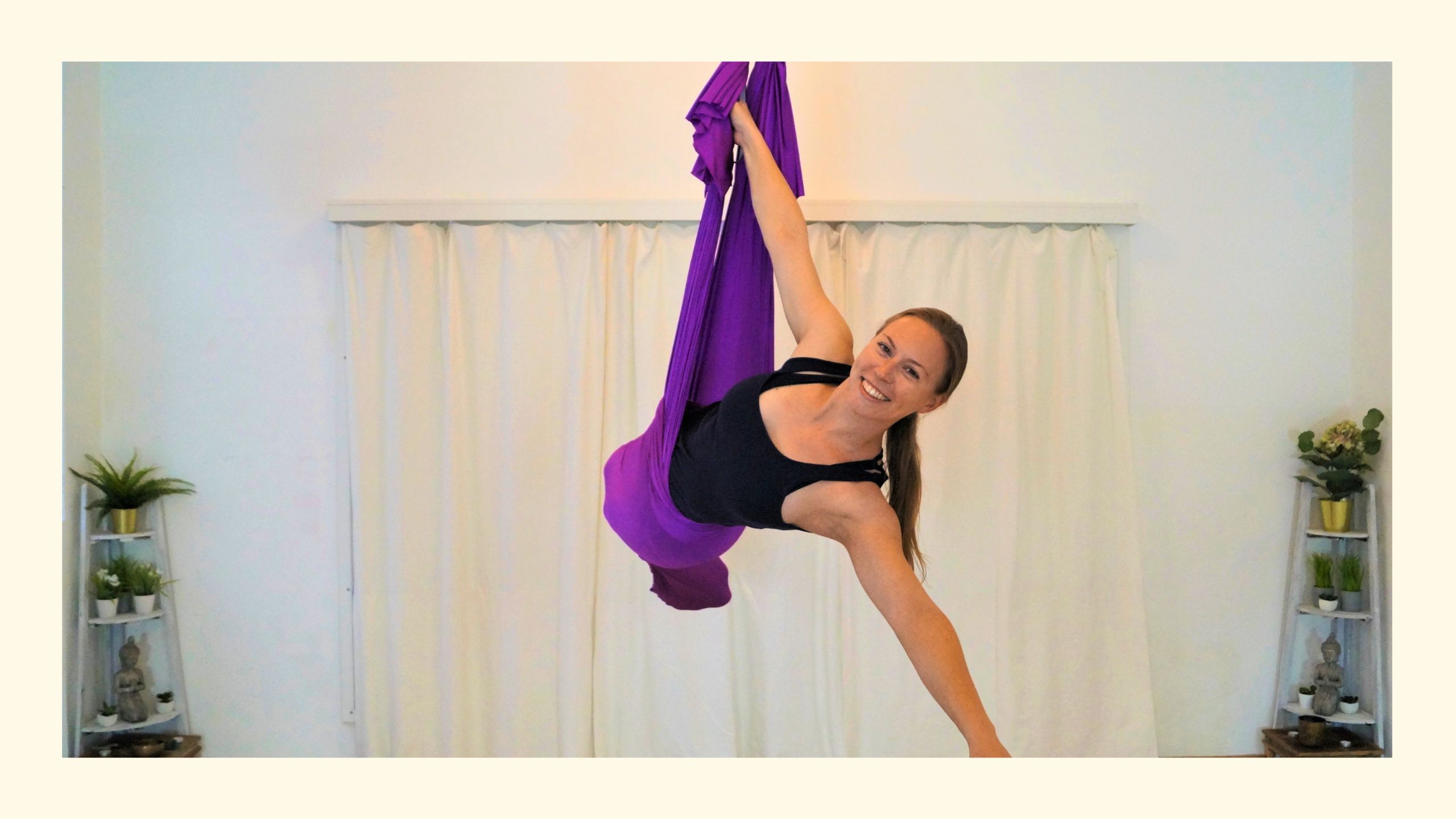 Sabrina übt die Mermaid beim Aerial Yoga in 1030 Wien