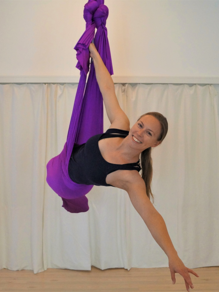 Yogalehrerin Sabrina Farkas in Mermaid Pose beim Aerial Yoga Retreat in Wien