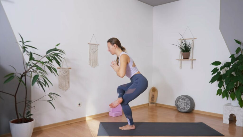 Sabrina zeigt die Stehende Taube als Balanceübung für Läufer