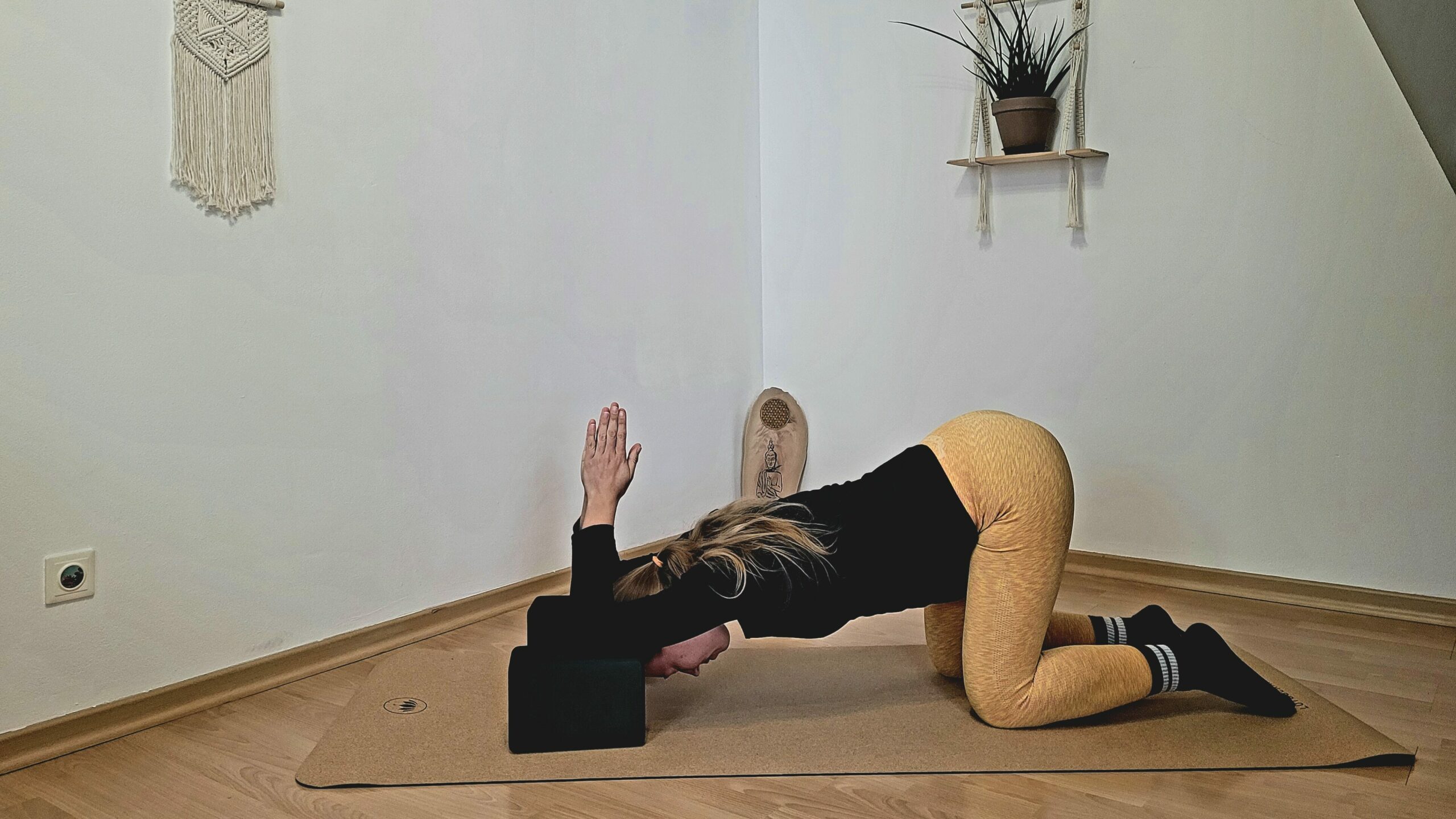 Sabrina praktiziert Yin Yoga auf ihrer Lotuscrafts Arise Cork Matte