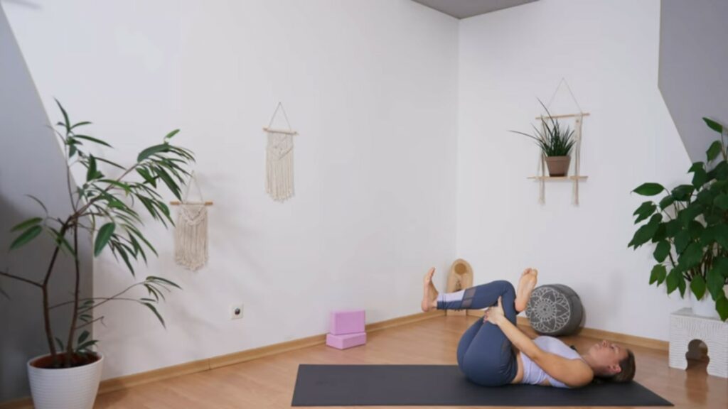 Liegende Dehnung für Bein, Hüfte und Gesäß nach dem Laufen