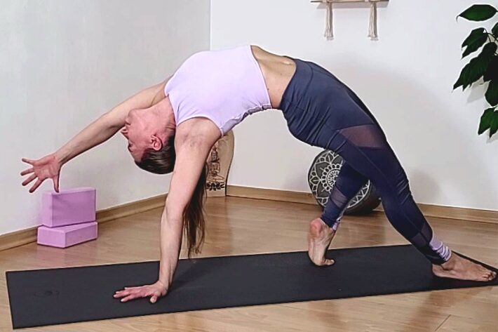 Yogalehrerin testet die dunkelgraue Lotuscrafts Mudra Pro Yogamatte mit einem Wild Thing