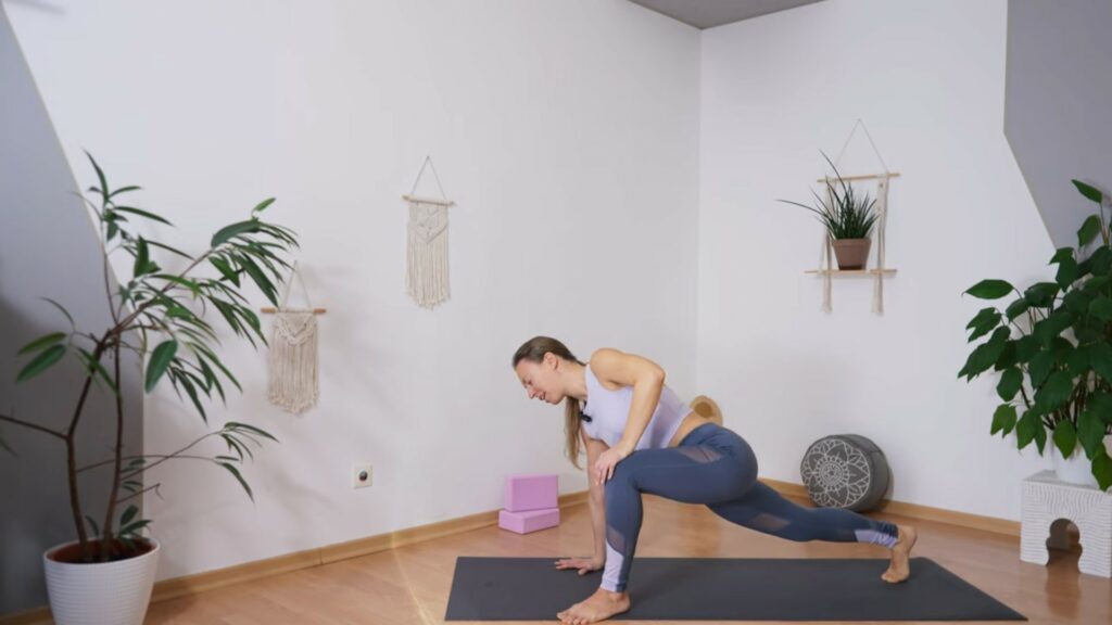 Sabrina zeigt die Yogaübung Salamander zur Mobilisierung der Hüfte vor oder nach dem Laufen