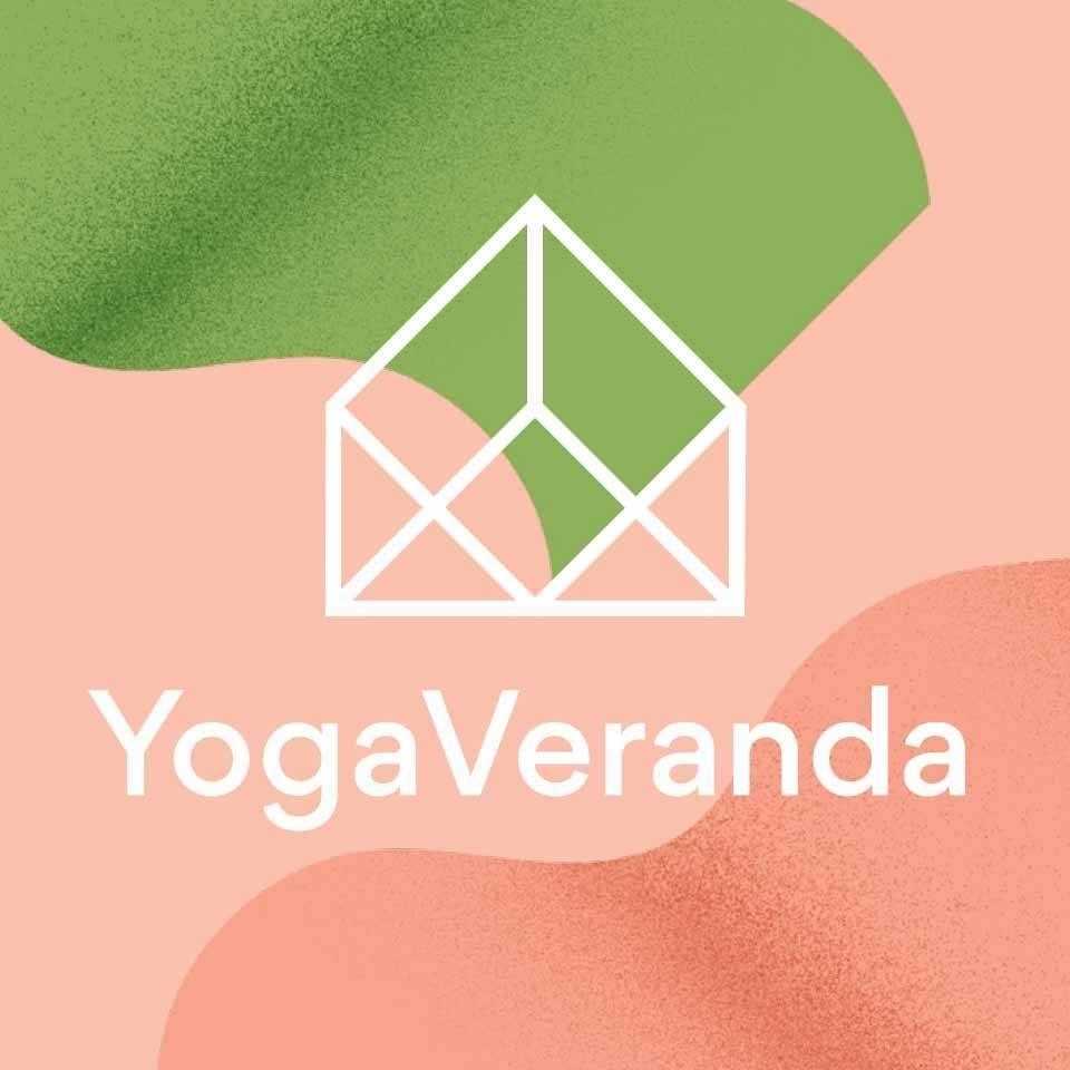YogaVeranda Logo in Lachs und Grün mit weißter Schrift und Haus Icon