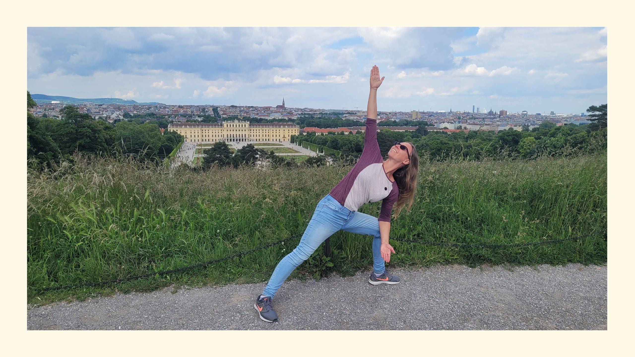 Sabrina im seitlichen Winkel mit Wiese, Schloss Schönbrunn und Skyline als Hintergrund als Titelbild für die besten Yoga Studios in Wien