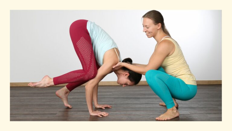 Sabrina stützt beim privaten Yoga Tag ihre Schülerin in der Krähe