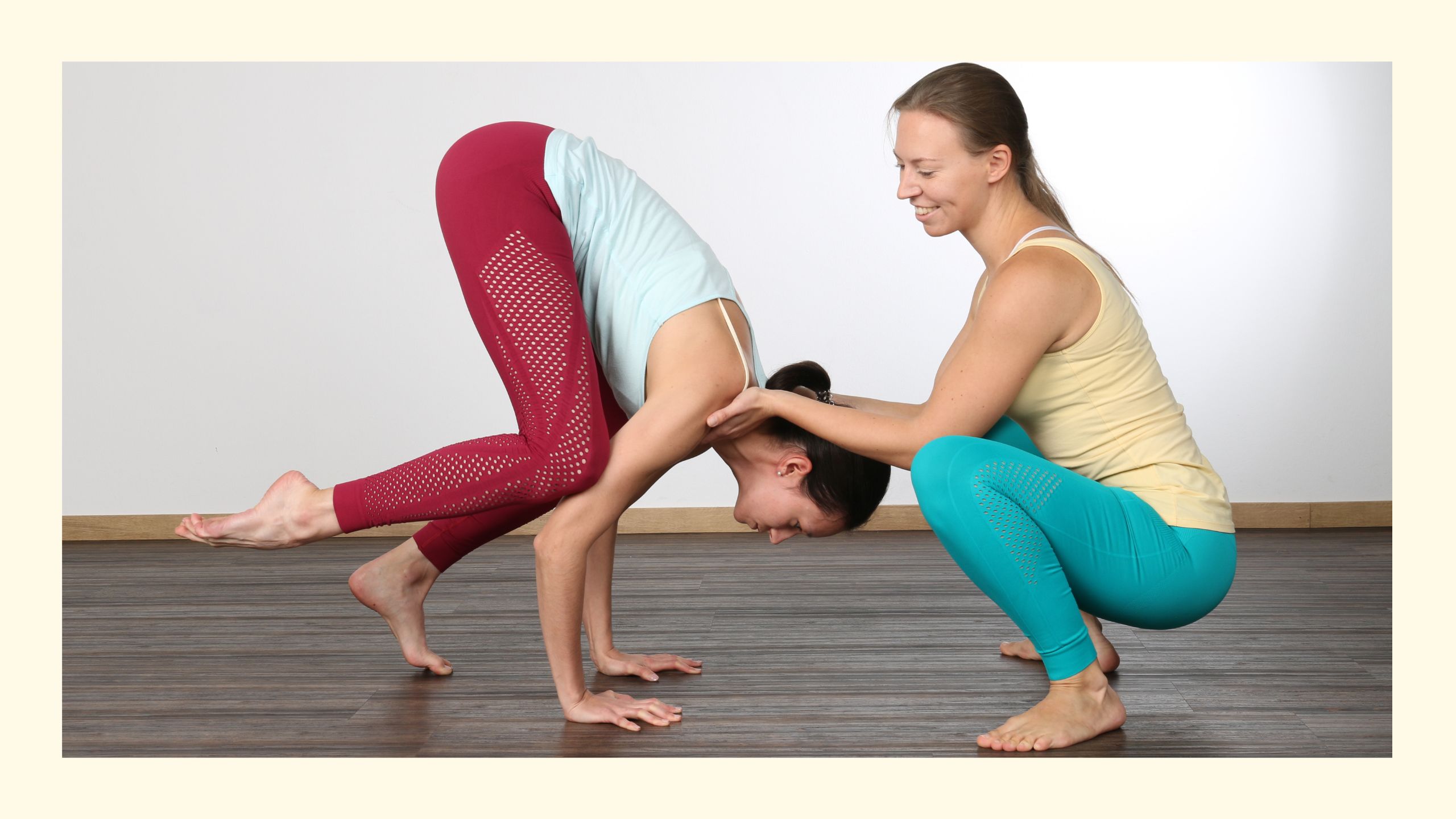 Sabrina stützt beim privaten Yoga Tag ihre Schülerin in der Krähe