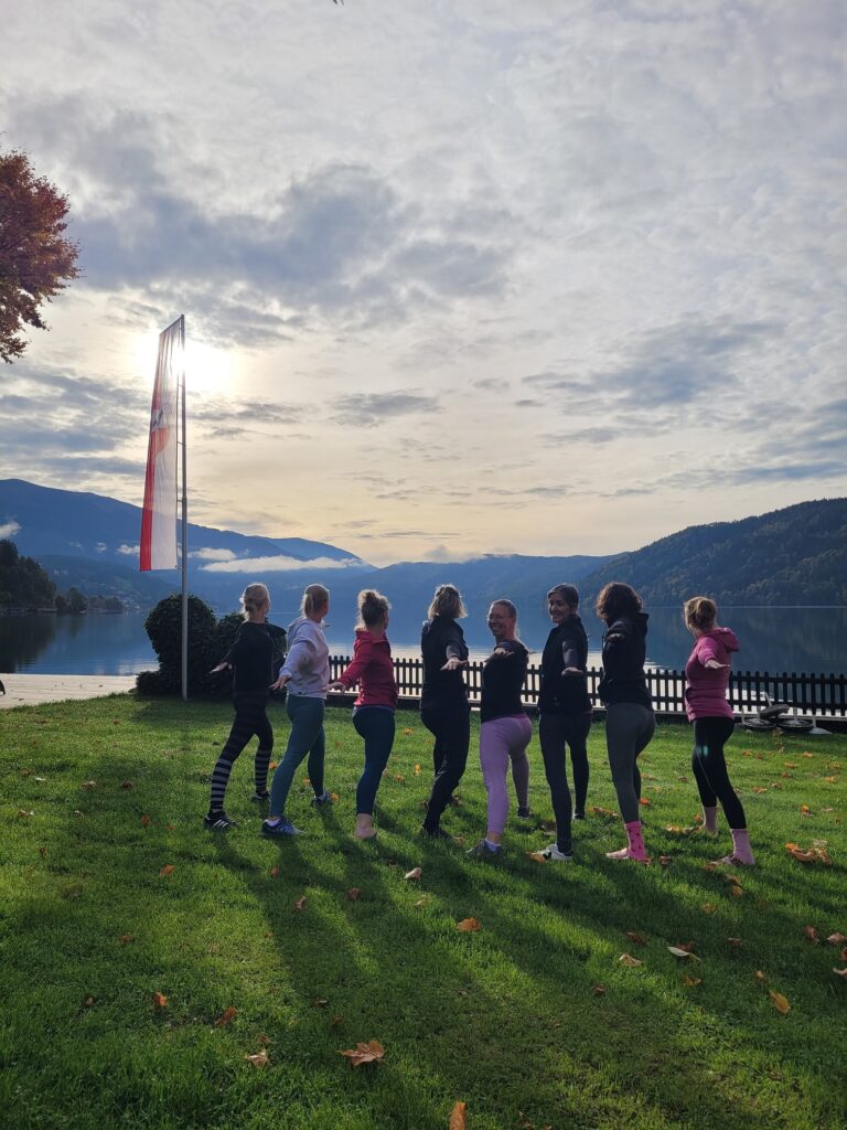 Gruppe von Yoga Schülerinnen mit Lehrerin Sabrina beim Yoga Retreat in Millstatt