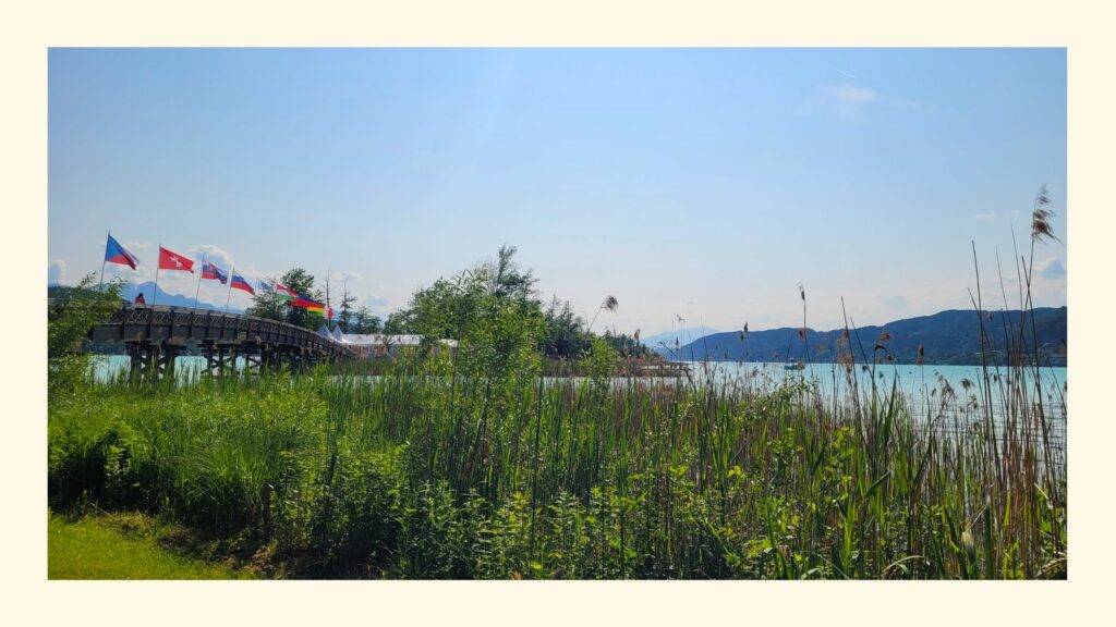 Schilf und Fahnen auf der Brücke zur Blumeninsel beim Namaste am See Yoga Festival in Pörtschach am Wörthersee