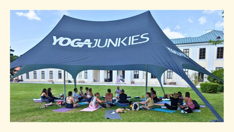 Yoga Junkies Zelt auf der Wiese mit Lehrerin Sabrina und Teilnehmenden vorm Schloss Hetzendorf beim Festival 2025 in Wien