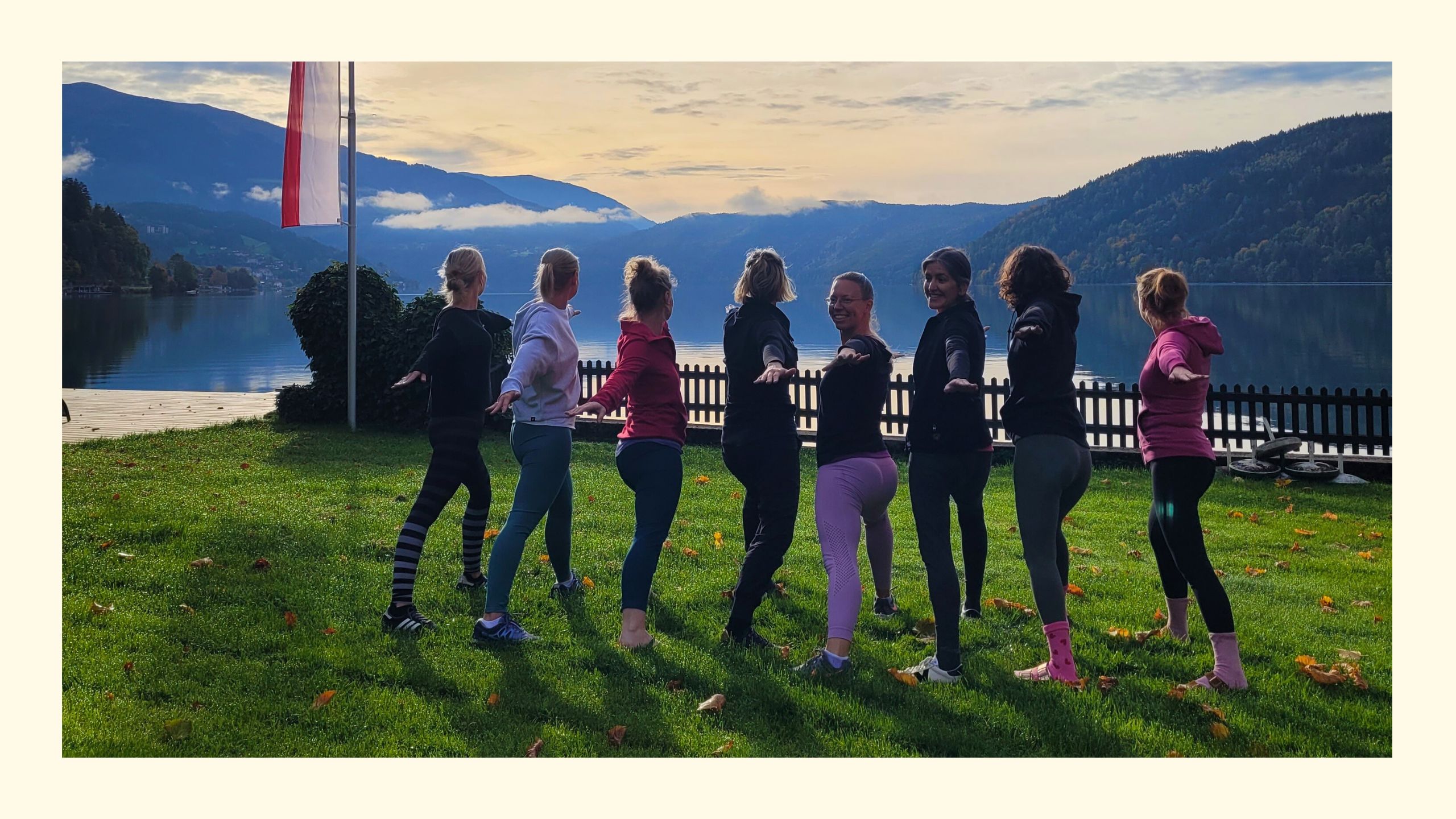 Foto einer Gruppe Frauen im Krieger 2 am Millstätter See zur Motivation für die Planung deines 1. Yoga Retreats