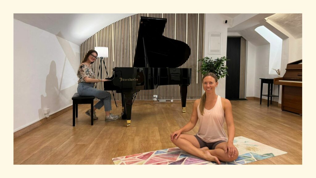 Pianistin Nastja am Bösendorfer Flügel und Yogalehrerin Sabrina auf der Yogamatte beim Yoga und Piano Event in Wien