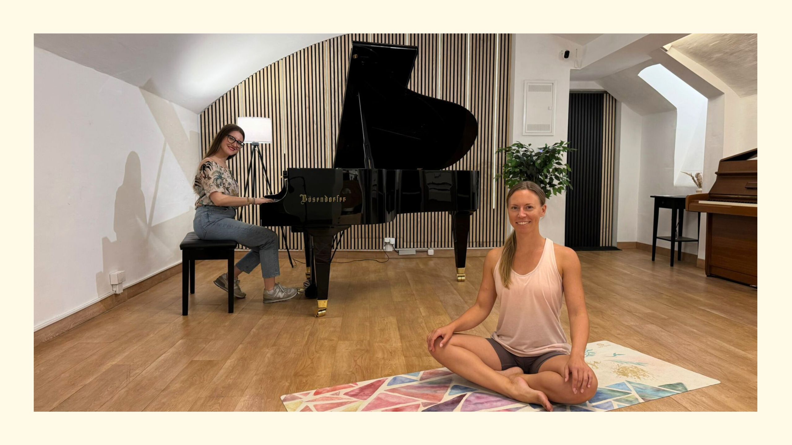 Pianistin Nastja am Bösendorfer Flügel und Yogalehrerin Sabrina auf der Yogamatte beim Yoga und Piano Event in Wien