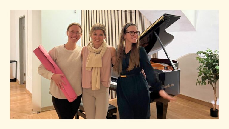 Pianistin Anastasia, Yogaschülerin Kathrin und Yogalehrerin Sabrina umarmen einander vorm Bösendorfer Flügel beim Yin Yoga mit Live Klavier Musik Event in Wien