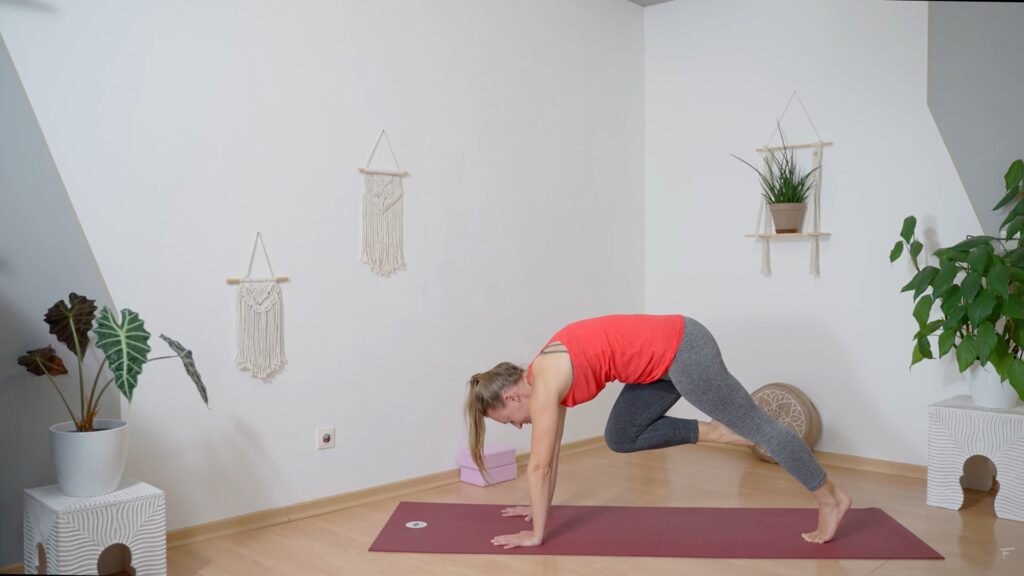 Herangezogenes Knie im Liegestütz