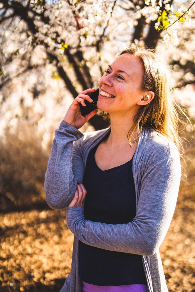 Sabrina berät Yogalehrer beim 1:1 Mentoring telefonisch mit einem Lächeln