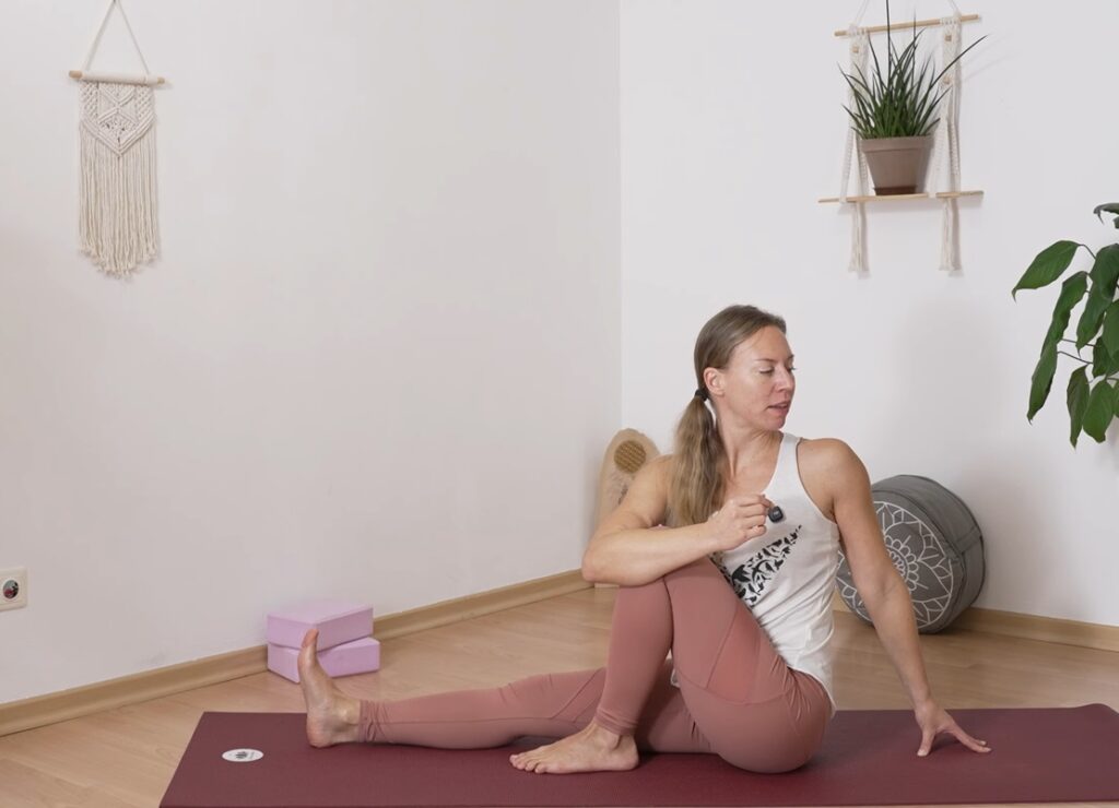 Postnatal Yogalehrerin demonstriert Drehsitz