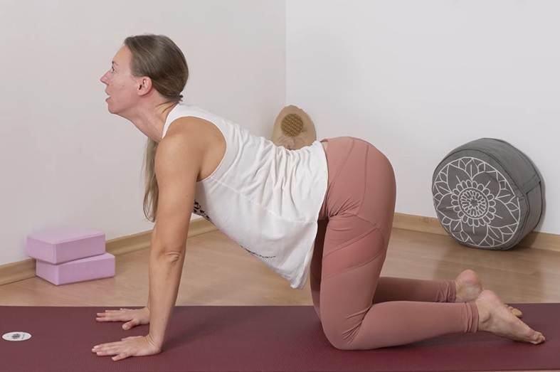 Frau in Herzöffnung im Vierfüßerstand