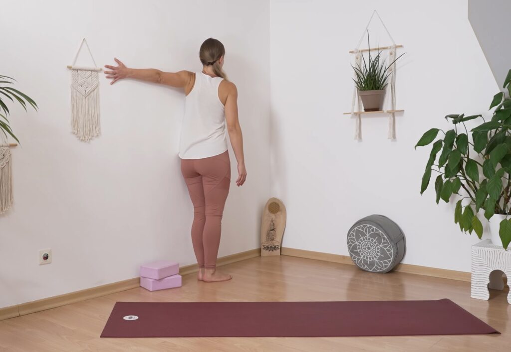 Sabrina zeigt den Offenen Flügel an der Wand stehend