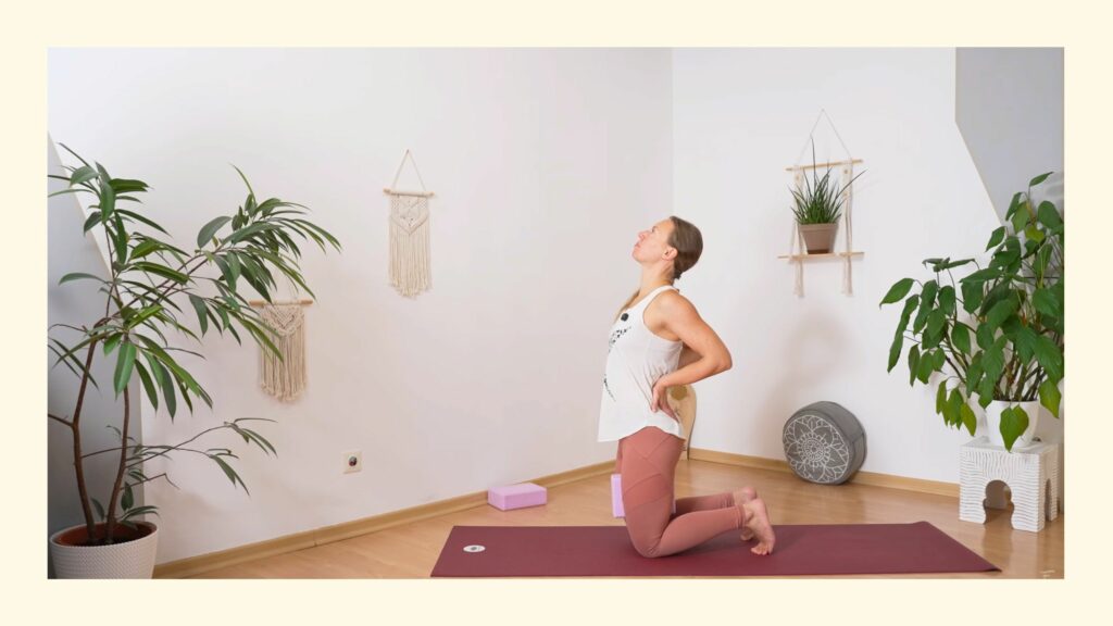 Sabrina zeigt das Kamel mit Block als Übung beim online Postnatal Yoga