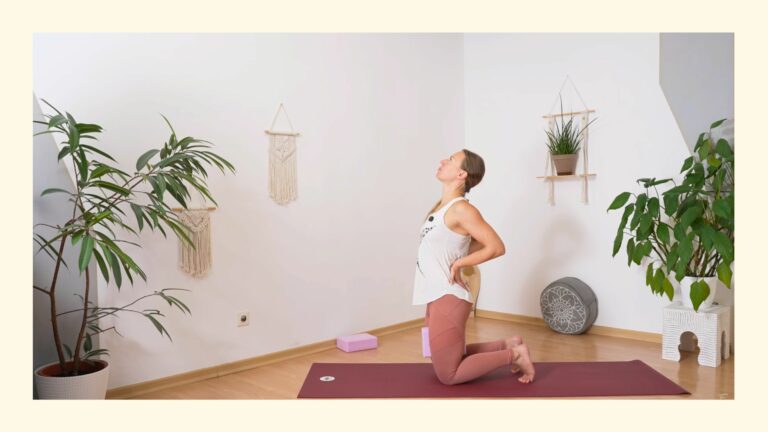 Sabrina zeigt das Kamel mit Block als Übung beim online Postnatal Yoga